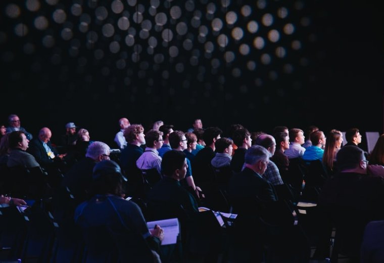 Faktura za udział w konferencji a VAT