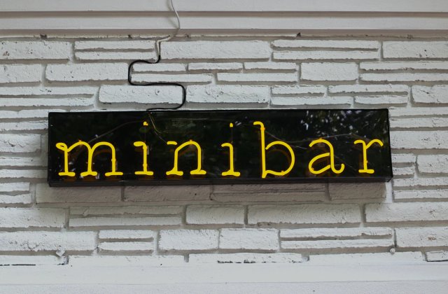 Jakie są zasady korzystania z minibaru w hotelu?