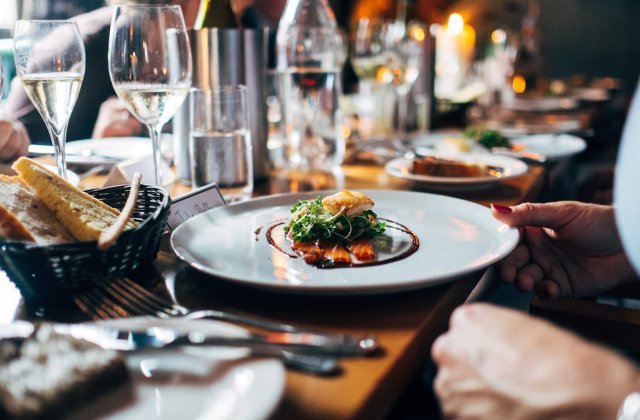 Wady i zalety spotkania biznesowego w restauracji