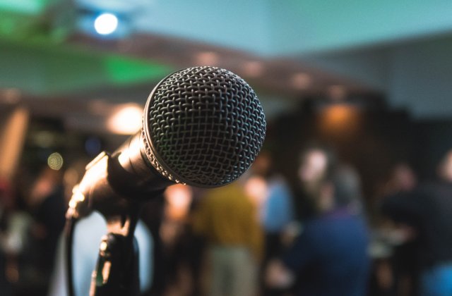 Kto to jest moderator konferencji i czym się zajmuje? 