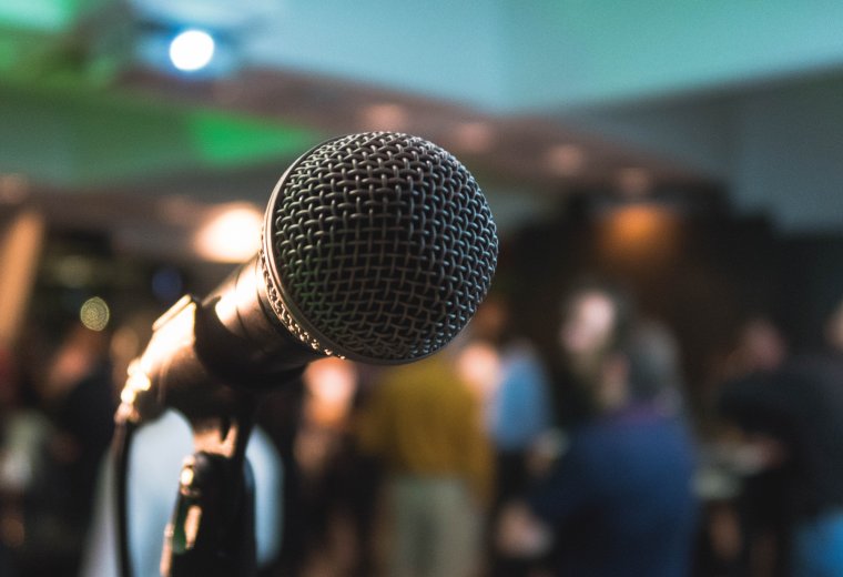 Kto to jest moderator konferencji i czym się zajmuje?