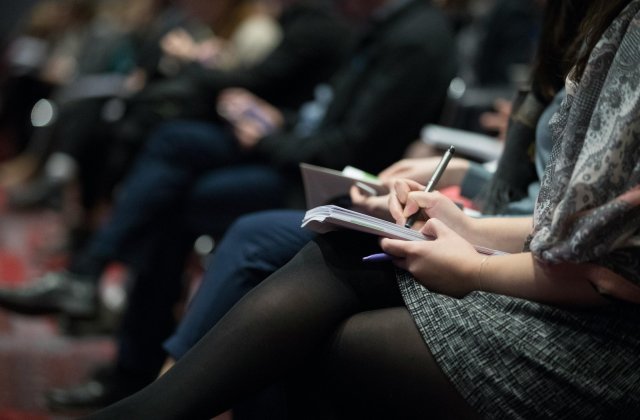 Briefing prasowy – czym różni się od konferencji prasowej?