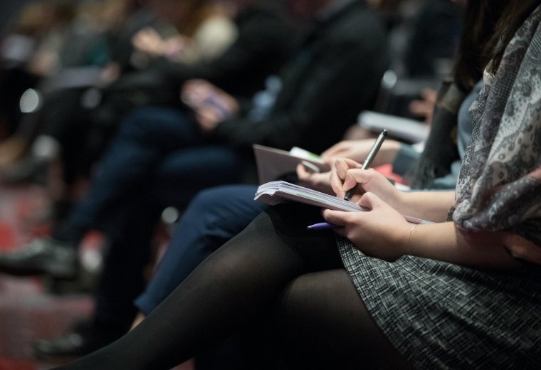 Briefing prasowy – czym różni się od konferencji prasowej?