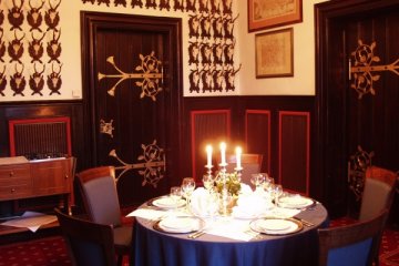 hotel **** - Hotel Noma Residence Zameczek Myśliwski Promnice - Sala Kominkowa - zdjęcie 3
