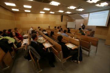 obiekt konferencyjny - Budynek Wydziału Prawa i Administracji Uniwersytetu Śląskiego w Katowicach - Aula 3 lub 4 - zdjęcie 1