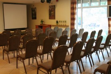 obiekt konferencyjny - Ośrodek Szkoleniowo Wypoczynkowy KAMA - Sala Wielofunkcyjna - zdjęcie 2