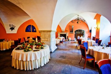 hotel *** - Zespół Zamkowo – Parkowy w Krasiczynie - Rycerska w Sali restauracyjnej - zdjęcie 2