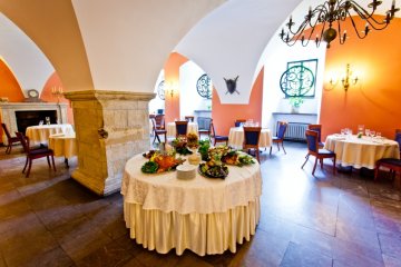 hotel *** - Zespół Zamkowo – Parkowy w Krasiczynie - Rycerska w Sali restauracyjnej - zdjęcie 1