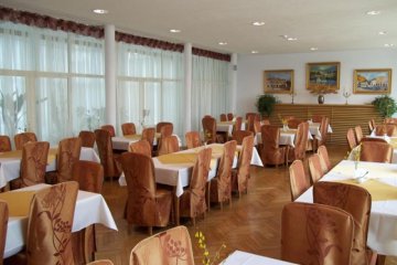 hotel - Dom Pracy Twórczej w Kazimierzu Dolnym nad Wisłą - Sala Restauracyjna Duża - zdjęcie 1