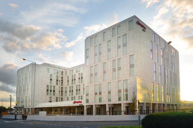 Lotnisko London Stansted wita największy na świecie hotel Hampton by Hilton