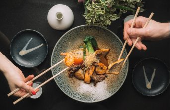 Pyszne jedzenie, designerskie wnętrza, bezpieczeństwo i komfortowa atmosfera - sprawdź usługę Dine In w Nobu Hotel Warsaw