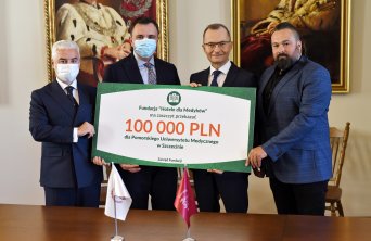 100 tysięcy na badania nad analizą wariantów wirusa SARS CoV2 od Fundacji "Hotele dla Medyków"