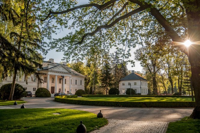 Elegancki wypoczynek w królewskim stylu, czyli Pałac Mała Wieś 