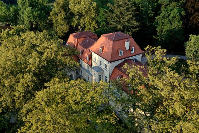 Zabytkowa, elegancka atmosfera i nowoczesne wyposażenie, czyli Dwór Sieraków.