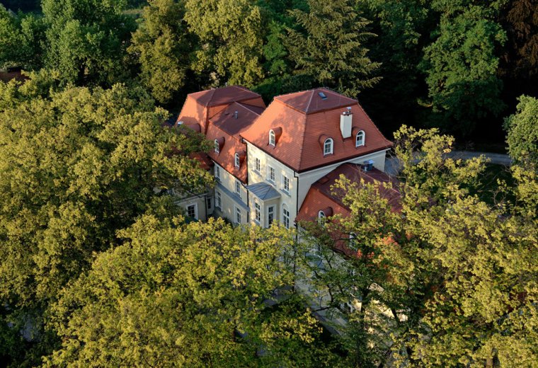 Zabytkowa, elegancka atmosfera i nowoczesne wyposażenie, czyli Dwór Sieraków.
