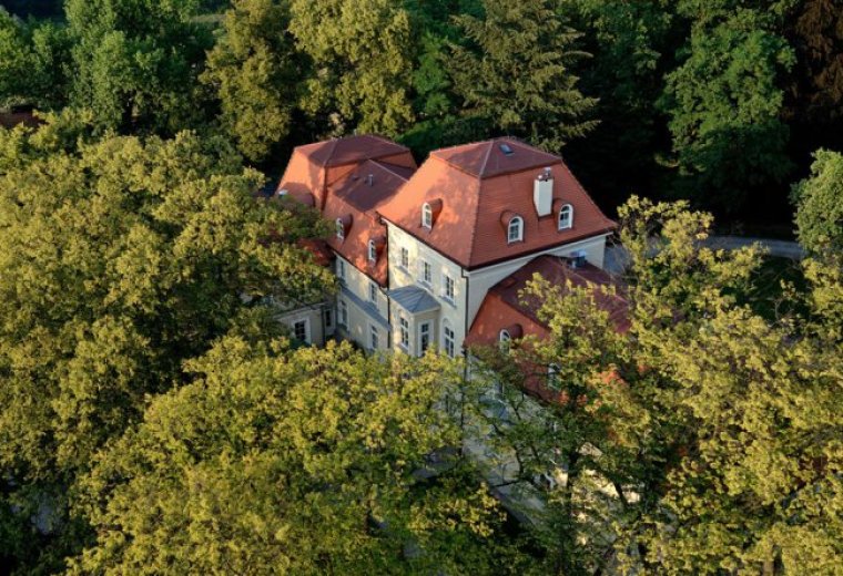 Konferencja w zabytkowych wnętrzach - poznaj Dwór Sieraków!