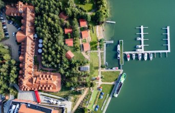 Między wodą a lasem. Robert's Port **** Lake Resort & SPA na Mazurach