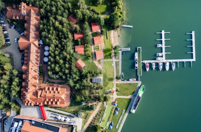 Między wodą a lasem. Robert's Port **** Lake Resort & SPA na Mazurach