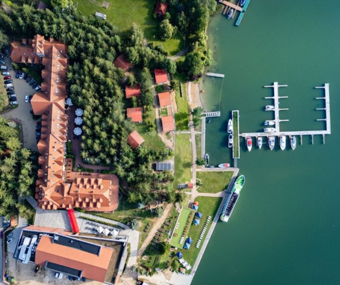 Między wodą a lasem. Robert's Port **** Lake Resort & SPA na Mazurach