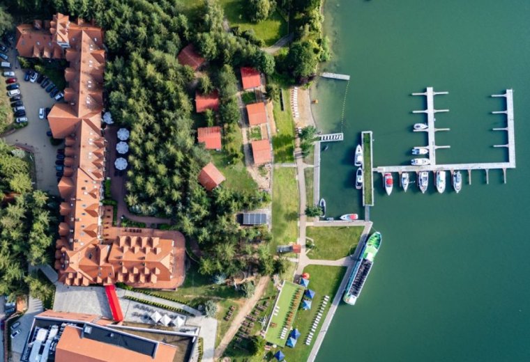Między wodą a lasem. Robert's Port **** Lake Resort & SPA na Mazurach