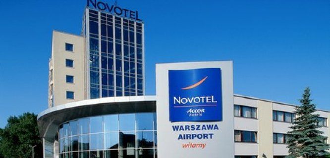 Wystawa AVIATOR II w hotelu Novotel Warszawa Airport