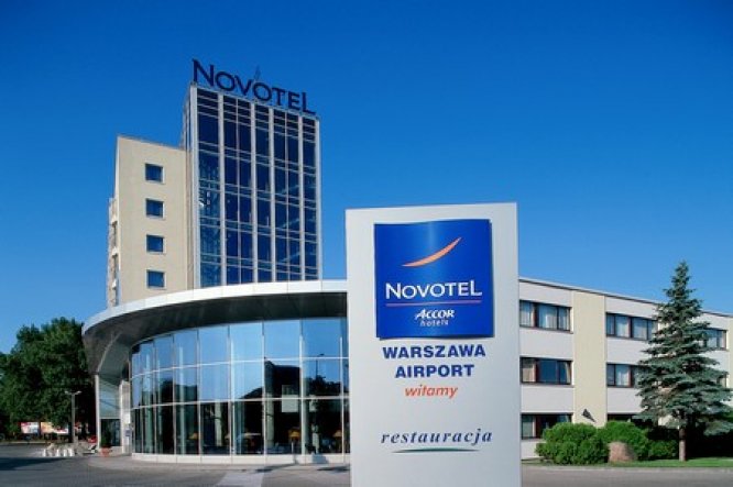 Wystawa AVIATOR II w hotelu Novotel Warszawa Airport