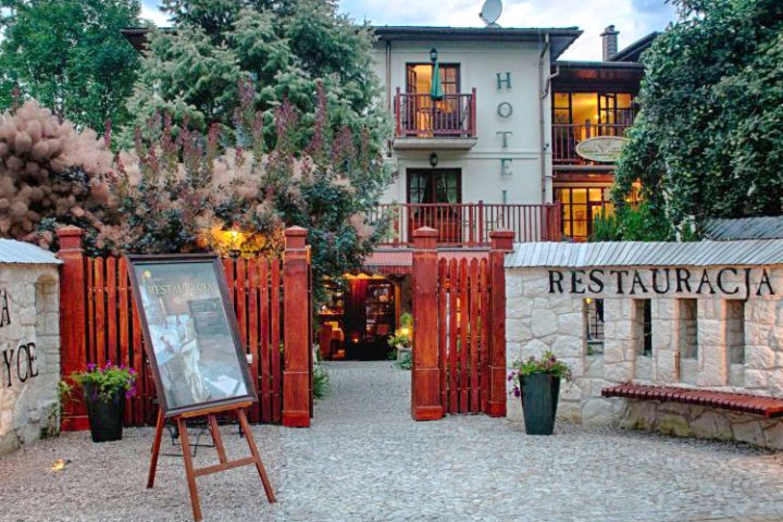 Hotel i Restauracja Dwa Księżyce