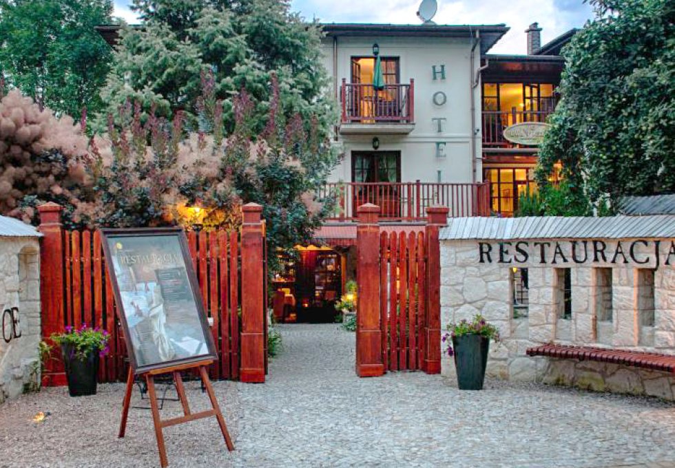hotel - Hotel i Restauracja Dwa Księżyce