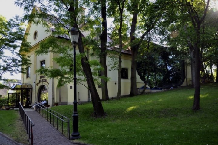 Hotel DOM ERAZMA przy pałacu Villa Decius