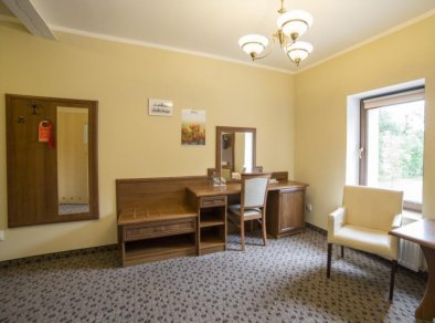 Zamkowy Młyn - biurko w pokoju - SaleBiznesowe