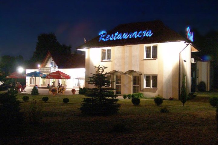 Hotel Pod Dębami Dłutów