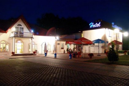 hotel *** - Hotel Pod Dębami Dłutów - zdjęcie 1
