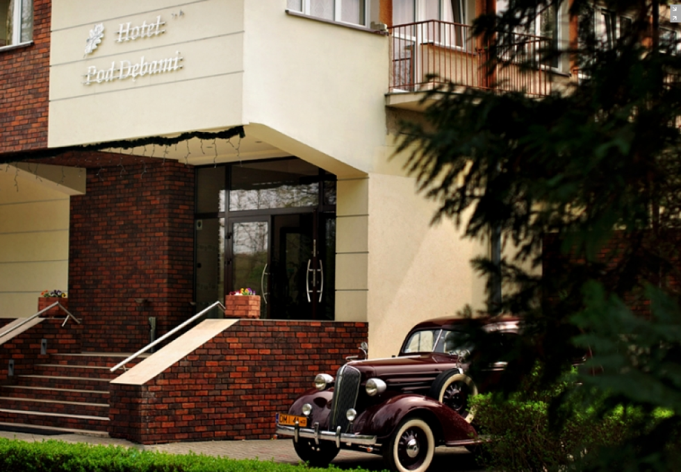 hotel - Hotel Pod Dębami Myślenice