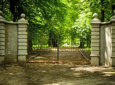 Pałac Rozalin-brama-SaleBiznesowe