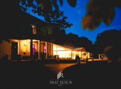 Pałac Rozalin- nocą- SaleBiznesowe