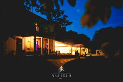Pałac Rozalin- nocą- SaleBiznesowe