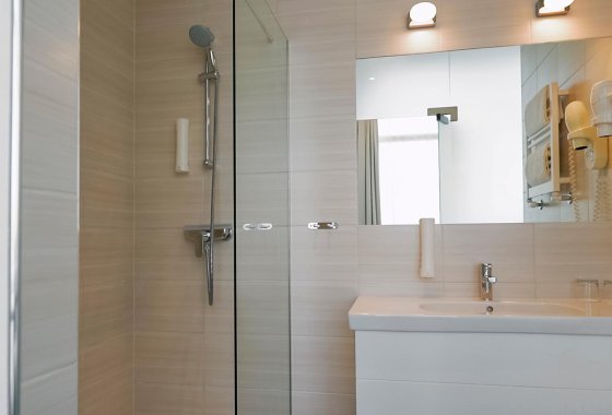 Metropol Hotel Warszawa bathroom SaleBiznesowe
