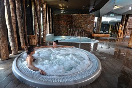 Hotel Żubrówka - jacuzzi - SaleBiznesowe