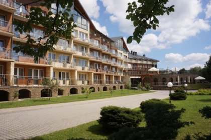 Hotel Activa - budynek z przodu - SaleBiznesowe
