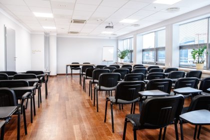 obiekt konferencyjny - Lingwistyczna Szkoła Wyższa w Warszawie - zdjęcie 1