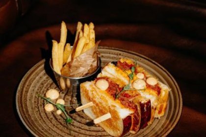 obiekt konferencyjny - NINE's Restaurant & Sports Bar - zdjęcie 15