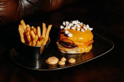 obiekt konferencyjny - NINE's Restaurant & Sports Bar - zdjęcie 24