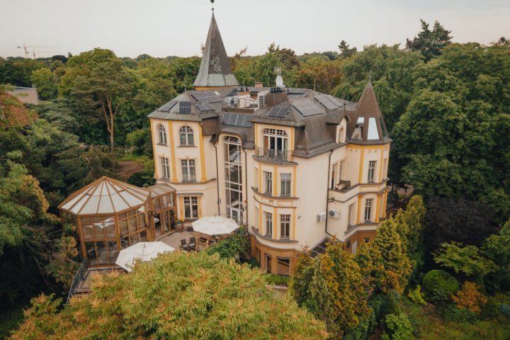 Grape Hotel & Restaurant