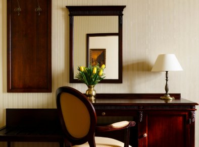 Turówka Hotel - biurko w pokoju - SaleBiznesowe