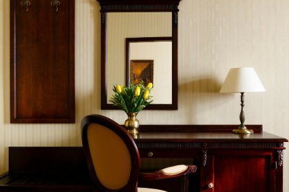 Turówka Hotel - biurko w pokoju - SaleBiznesowe