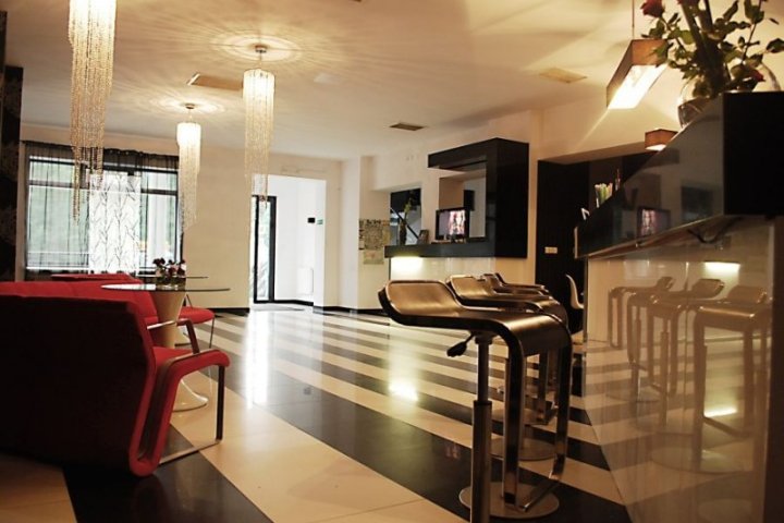 Hotel Black & White 